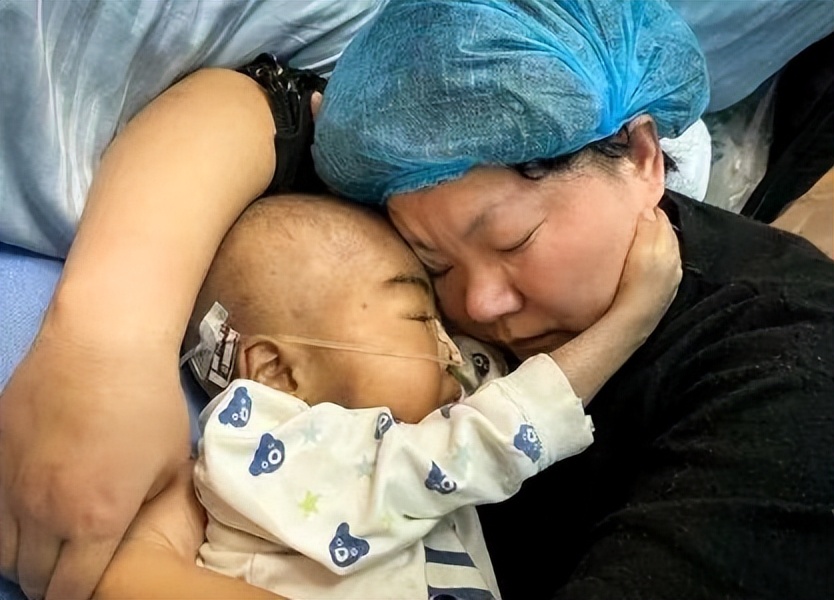 一对夫妇生出双胞胎,夫妻借22万生下试管双胞胎