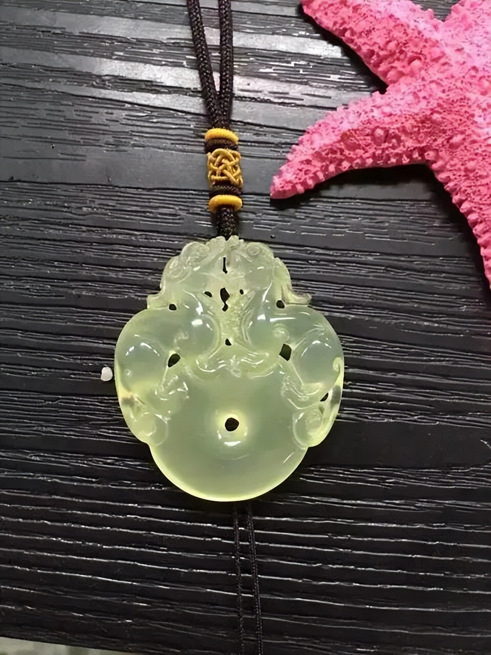 岫玉和和田玉有什么区别呢,岫玉和天然岫玉有什么区别