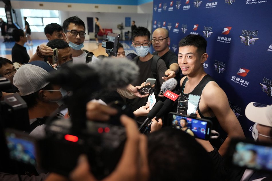 北京首钢男篮公开训练录像,北京男篮主教练莱登赛后采访