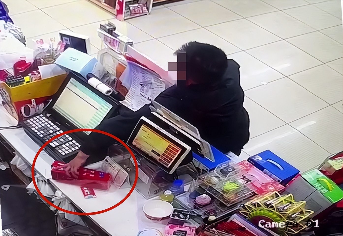 【一线警事】真“买”烟，假扫码！民警：“零元购”你俩咋想的