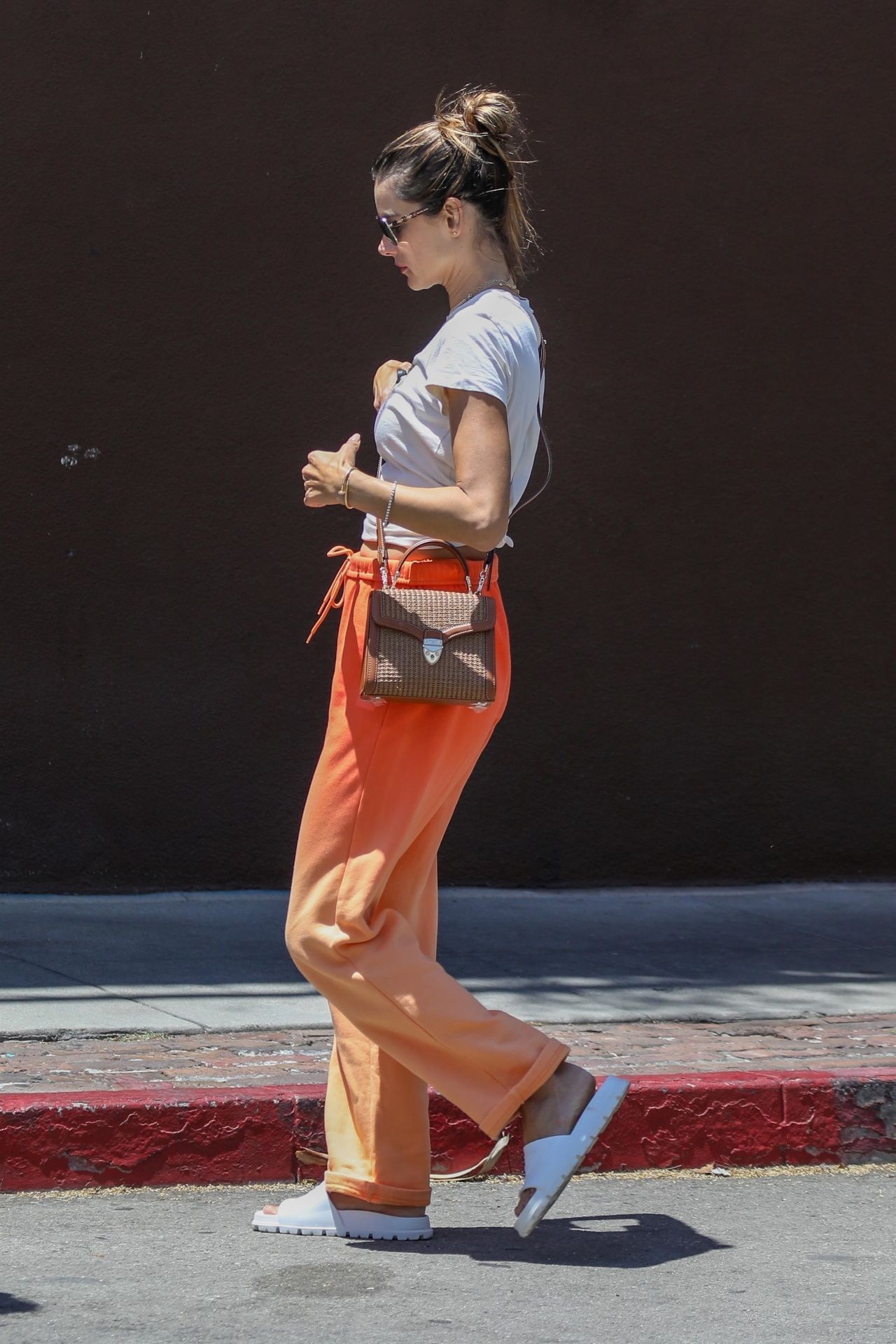 2019年欧美明星时尚街拍,欧美明星渔夫帽街拍图片