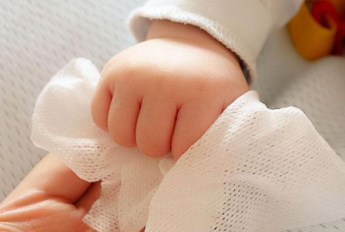 洁癖小姨带娃三天,孩子哭着不拉尿,妈妈拉开娃的裤子一看吐了