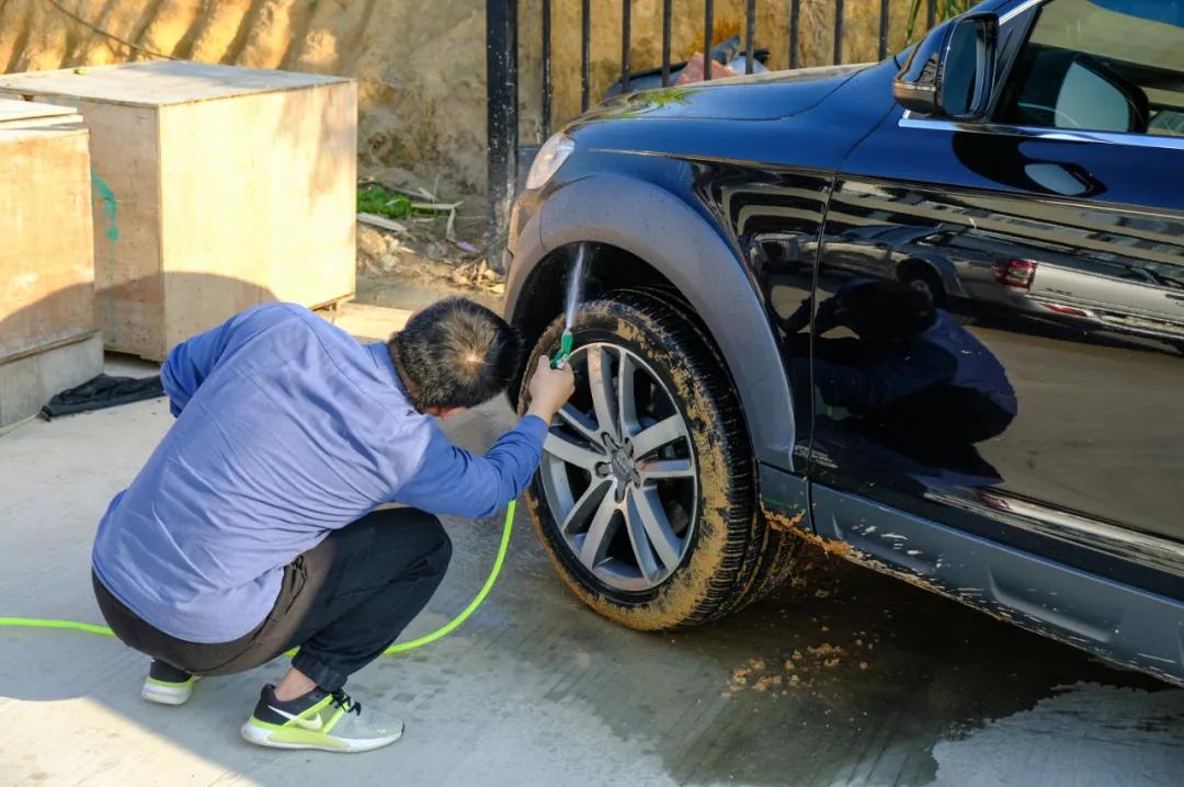 奥迪q7quattro脱困强大到可怕,奥迪07款q7quattro雪地爬坡