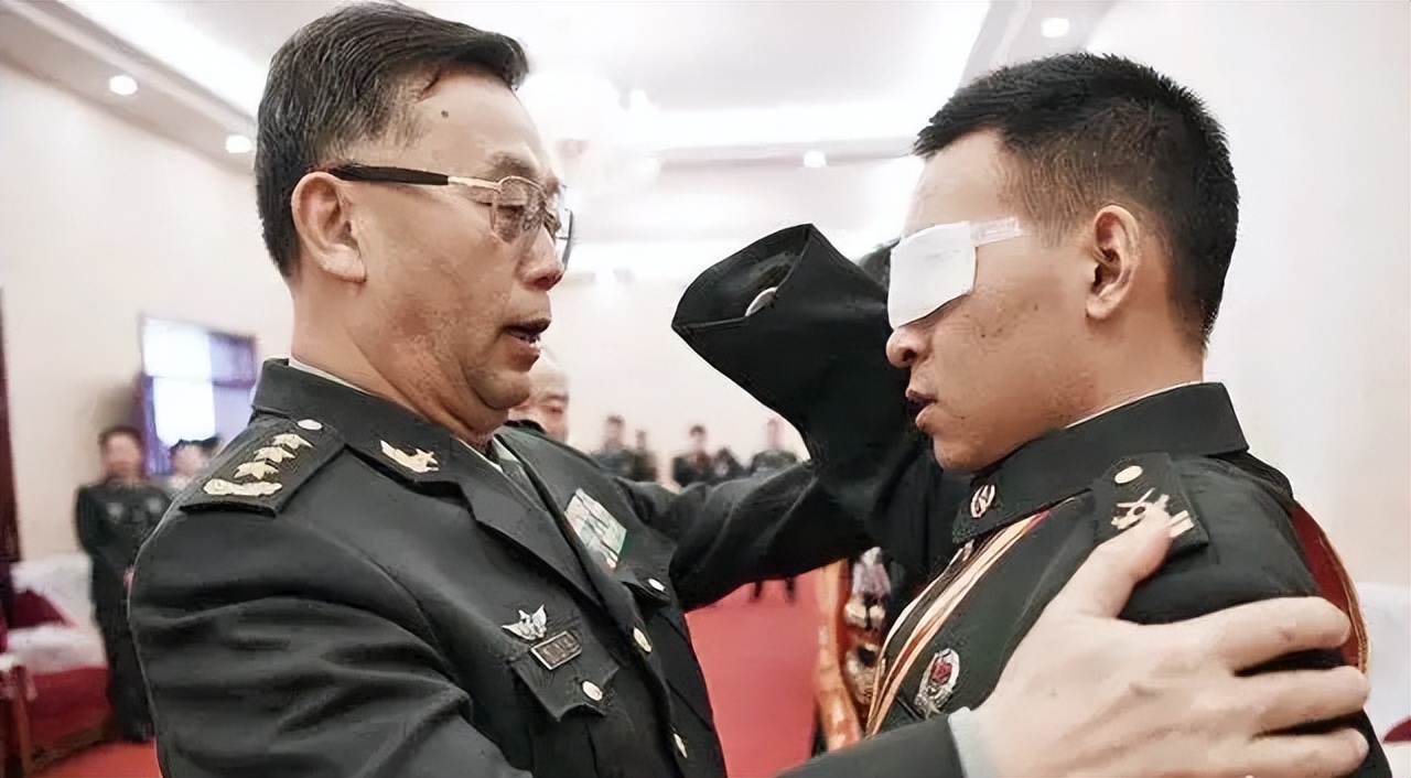 中国排雷英雄杜富国授勋仪式,排雷英雄杜富国八一勋章视频