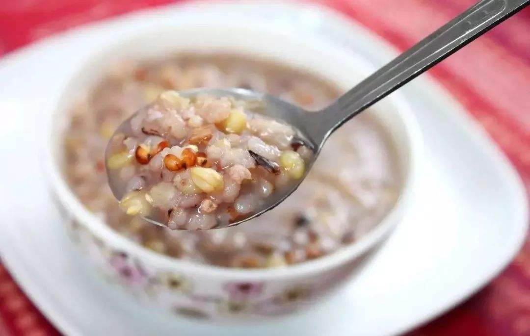 白天犯困晚上失眠多梦是怎么回事,白天打瞌睡晚上失眠是什么原因