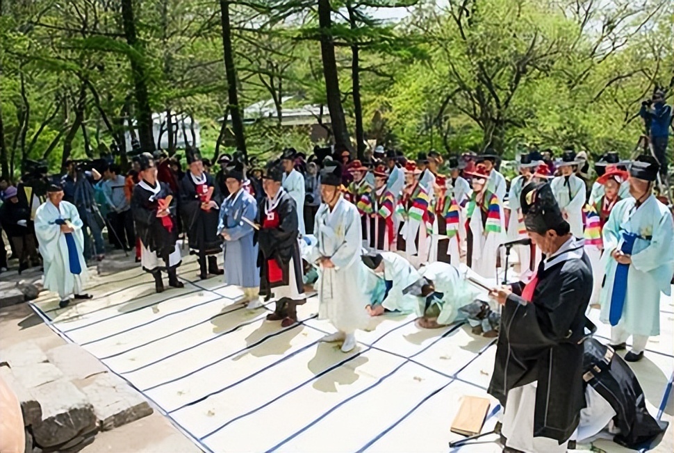 大国包围下的小国寡民文化！韩国抢中国春节，又拿日本*物文**当遗产