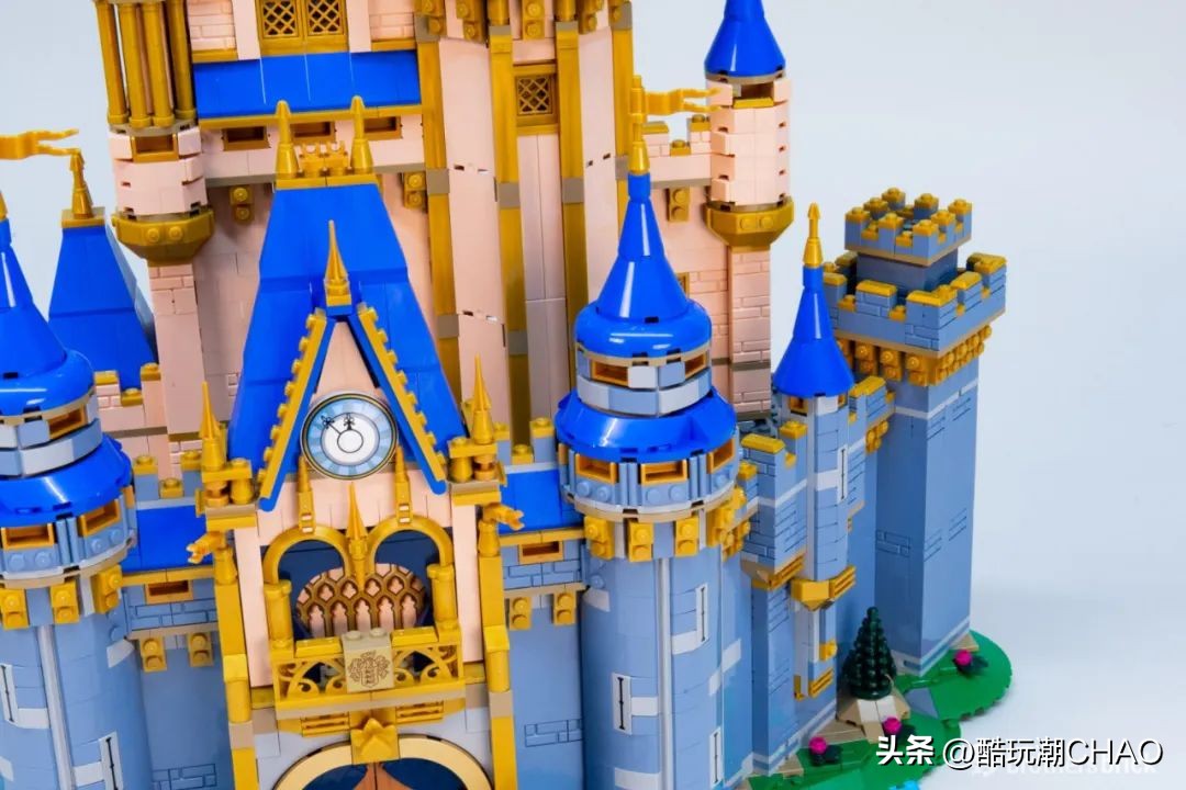 和迪士尼城堡一样高的乐高,和迪士尼乐园相似的城堡