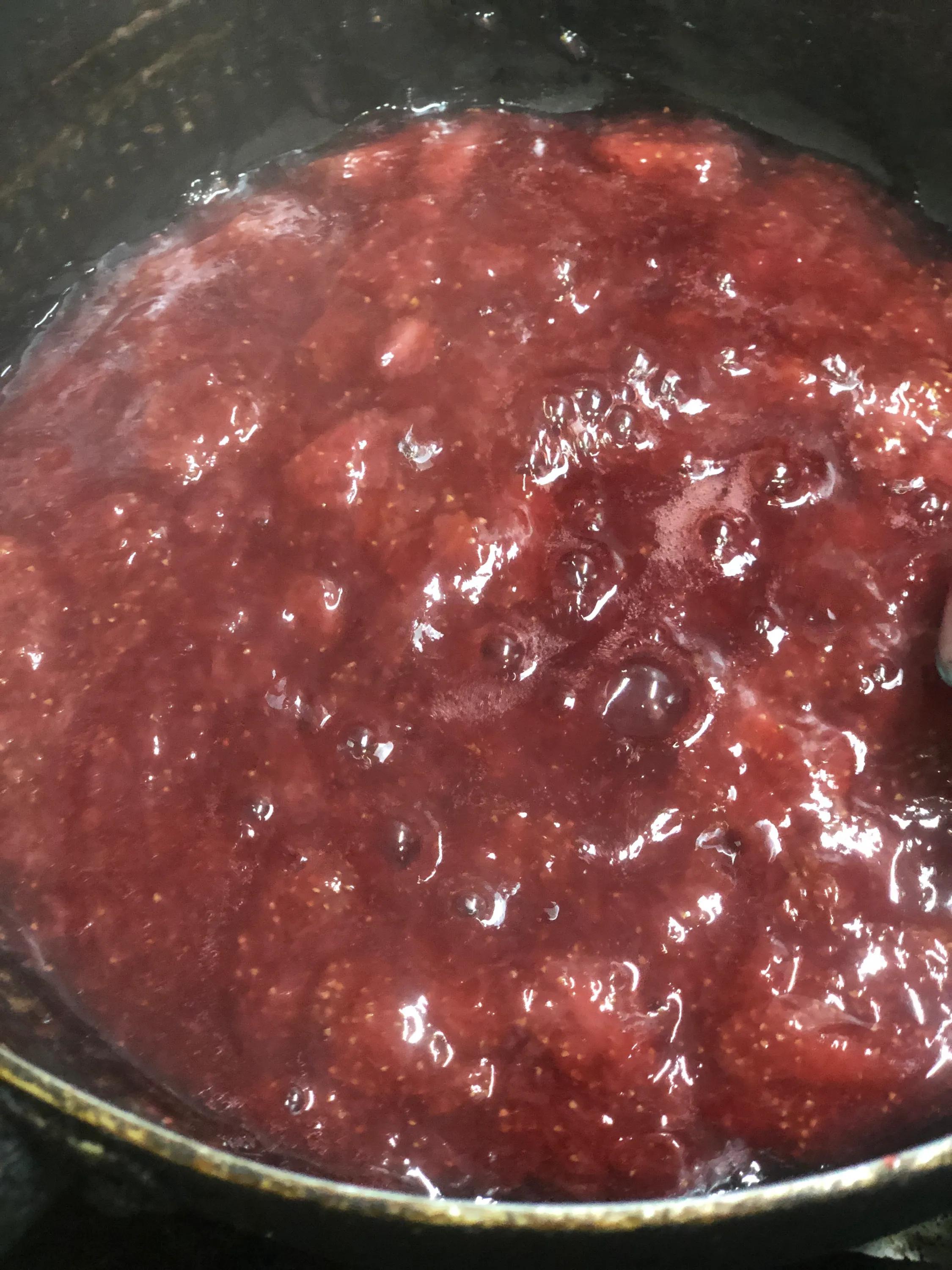 自制草莓酱发黑怎么回事,自制草莓酱热装罐要趁热盖上吗