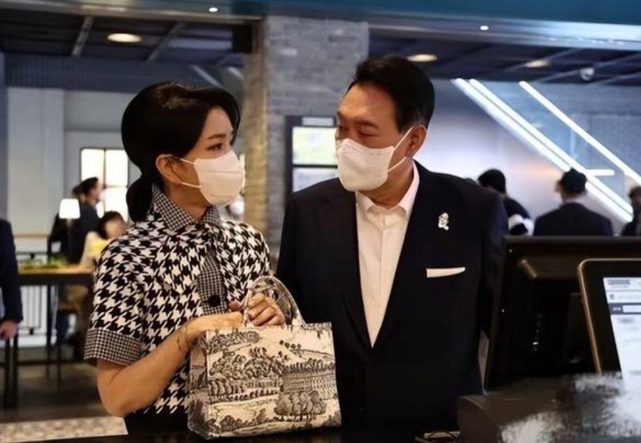 韩国第一夫人穿韩服,韩国第一夫人格子西服