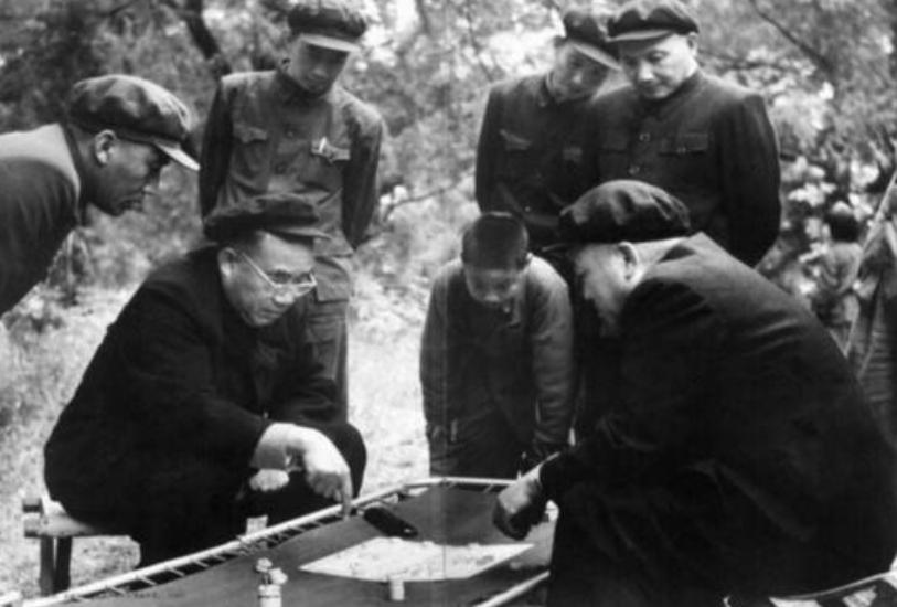 1950年，高岗到朝鲜看望彭德怀，问：毛岸英呢？他怎么不来看我？