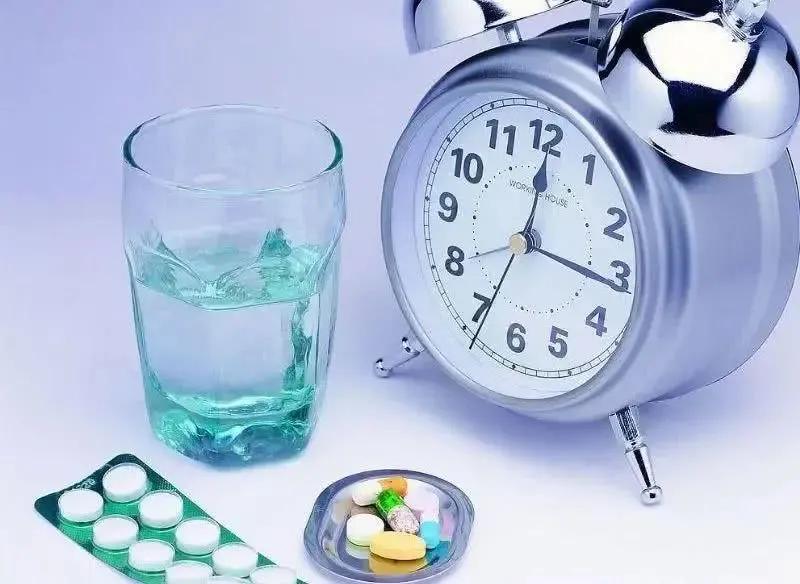 平躺着睡觉胸口肋骨下面疼,胸口下面硬硬的按着疼