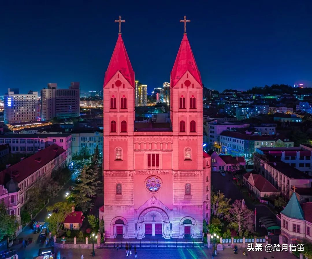 被誉为“东方瑞士”的青岛，有太多的海边浪漫