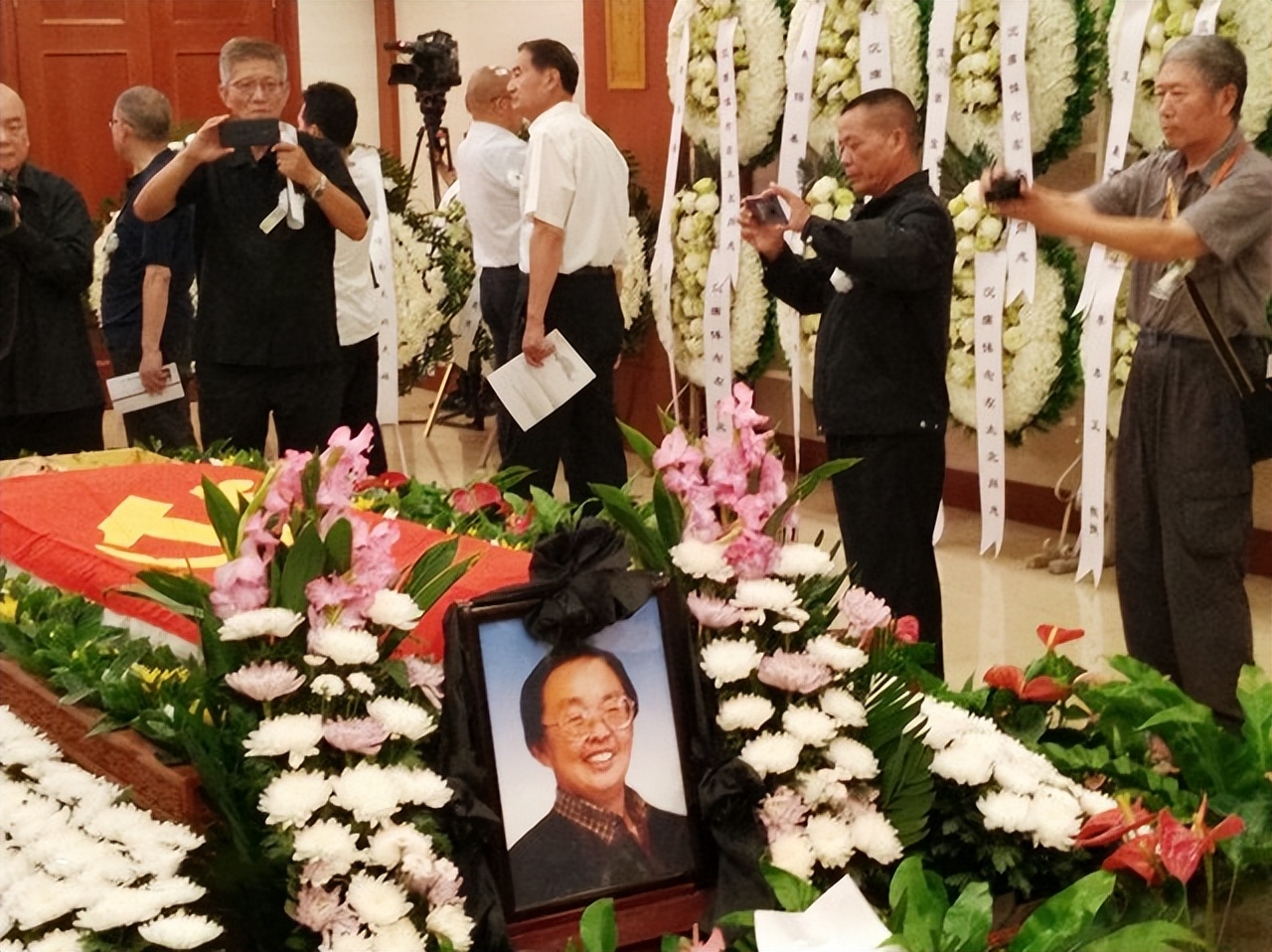 19年左太北追悼会：三代总理送挽联致哀，亲属含泪敬献花圈