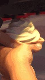 伴娘抢了新娘风头躲角落,伴娘躲在角落玩手机很漂亮