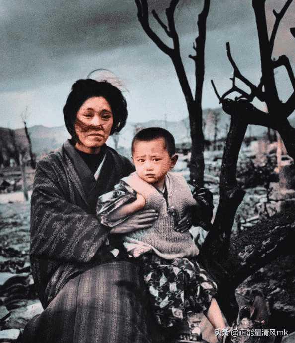 1900年，北京富户人家，服饰臃肿华美，精神状态很佳