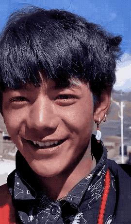 舅舅睡了丁真粉丝？当地村民集体谎称单身撩妹？这个瓜越吃越离谱