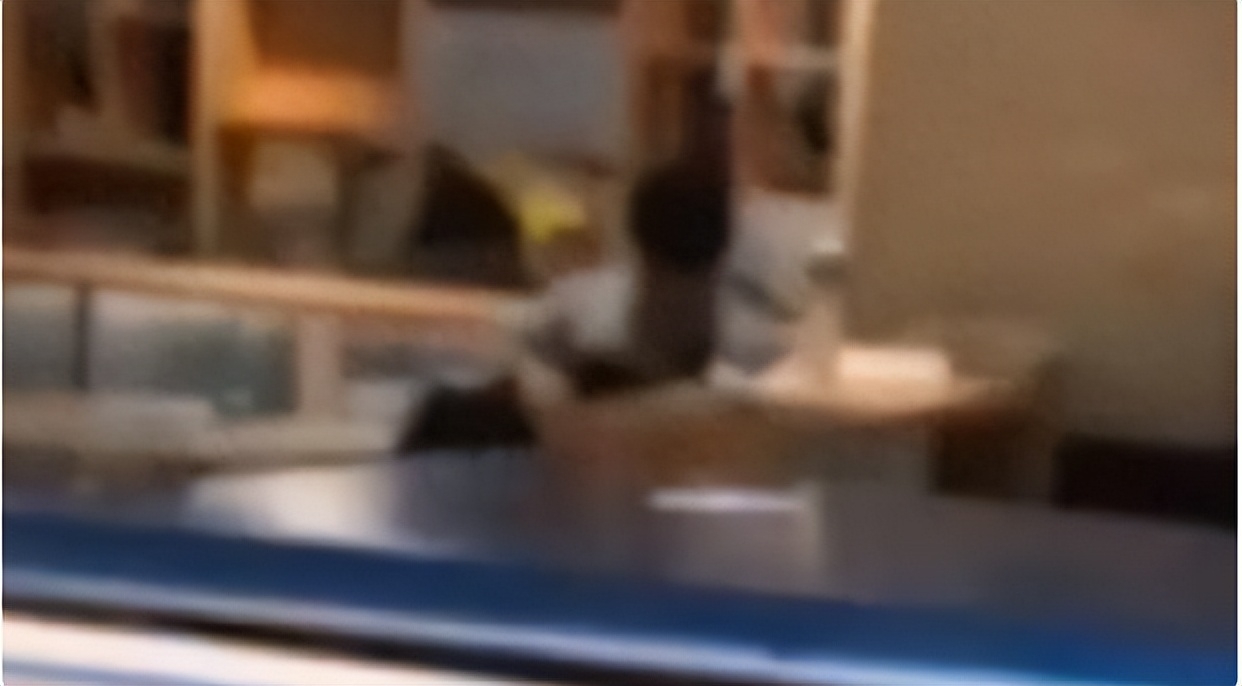 东北高校大学生公然脱衣亲热,大白天竟脱衣喂奶？伤风败俗！