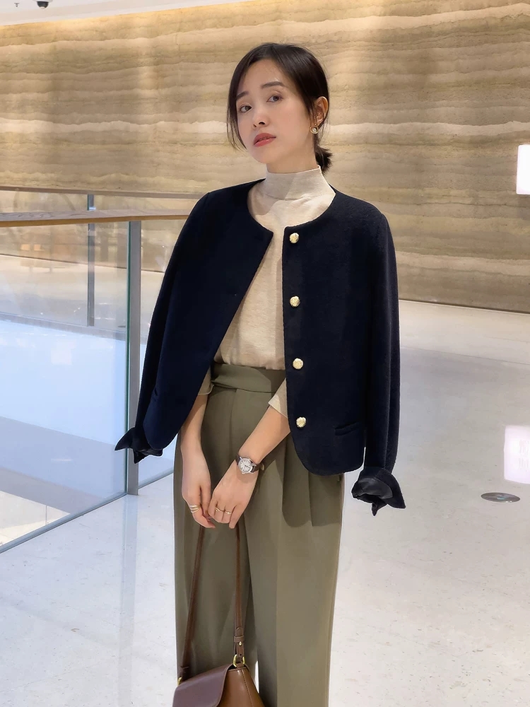 短正式小西装怎么搭配好看,小西装适合搭配什么样的内搭