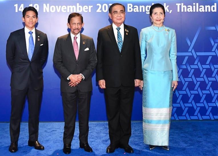 泰国第一夫人美出圈，盛装出席APEC晚宴，行屈膝时宛如童话公主