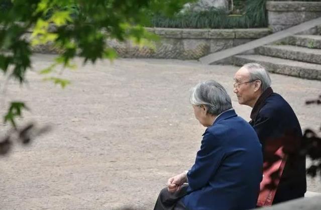 当你老了记得帮儿女三种忙,当你老了没钱儿女说你没有本事