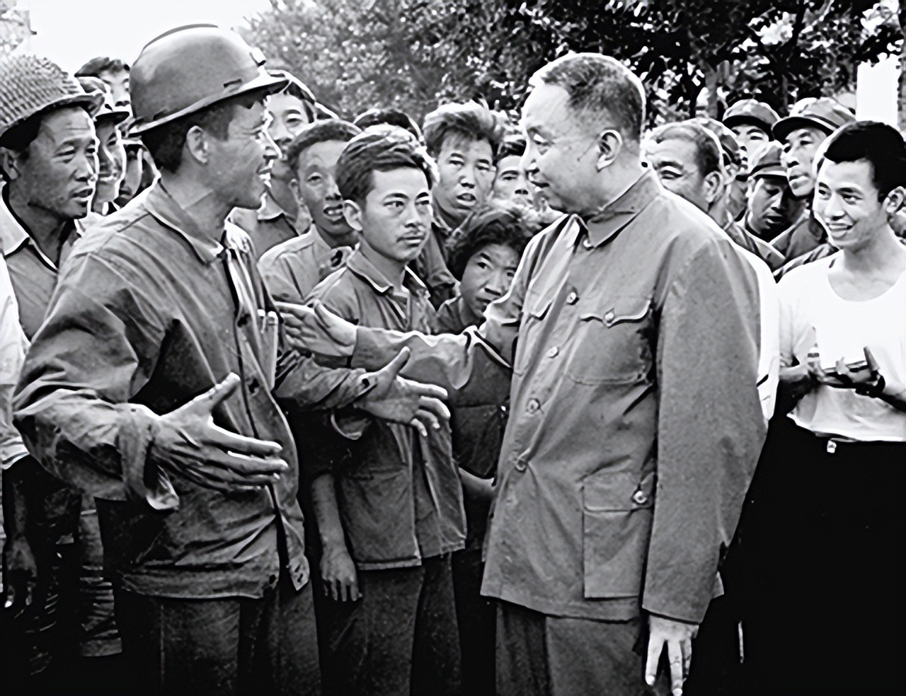 74年*国锋华**衣着朴素参加家长会，工人家长问其贵姓，答：中华的华