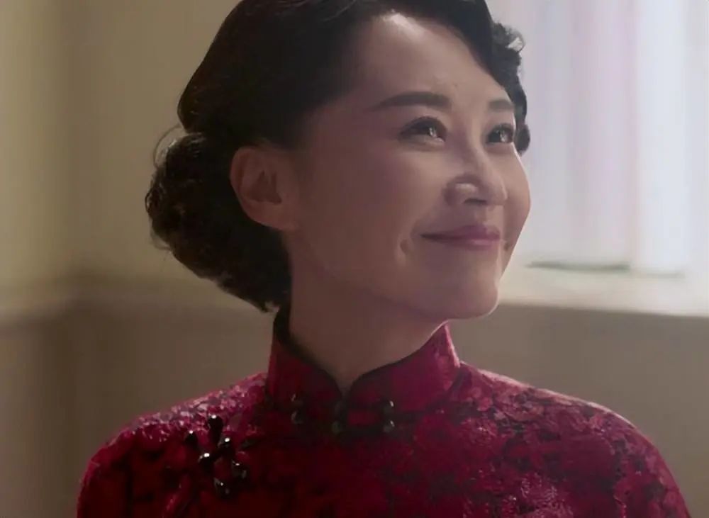 刘嘉玲关晓彤同框,穿旗袍大秀窈窕好身材