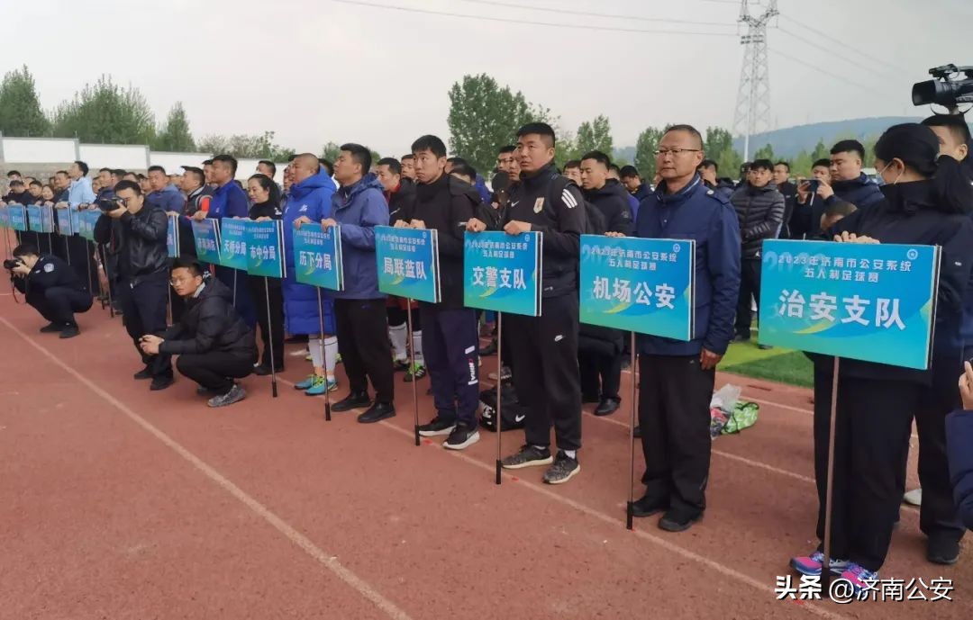 瞧瞧～警察队伍里的“足球小子”！