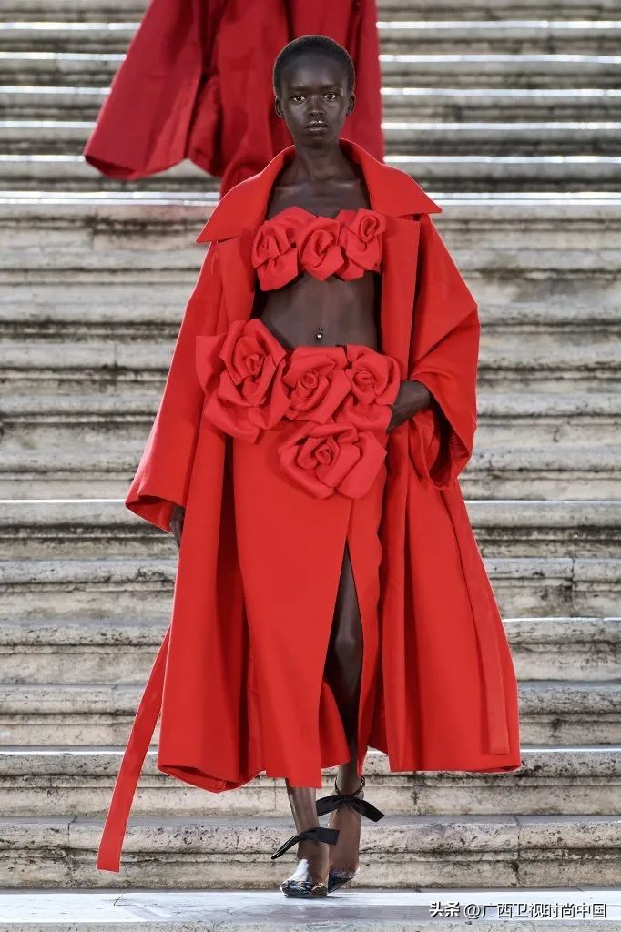 快过年了还是穿红色喜庆点,快过年了买件红色的衣服