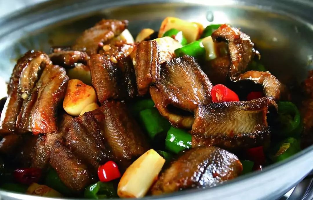 黄鳝在土里靠什么生存,黄鳝生活在淡水还是海水