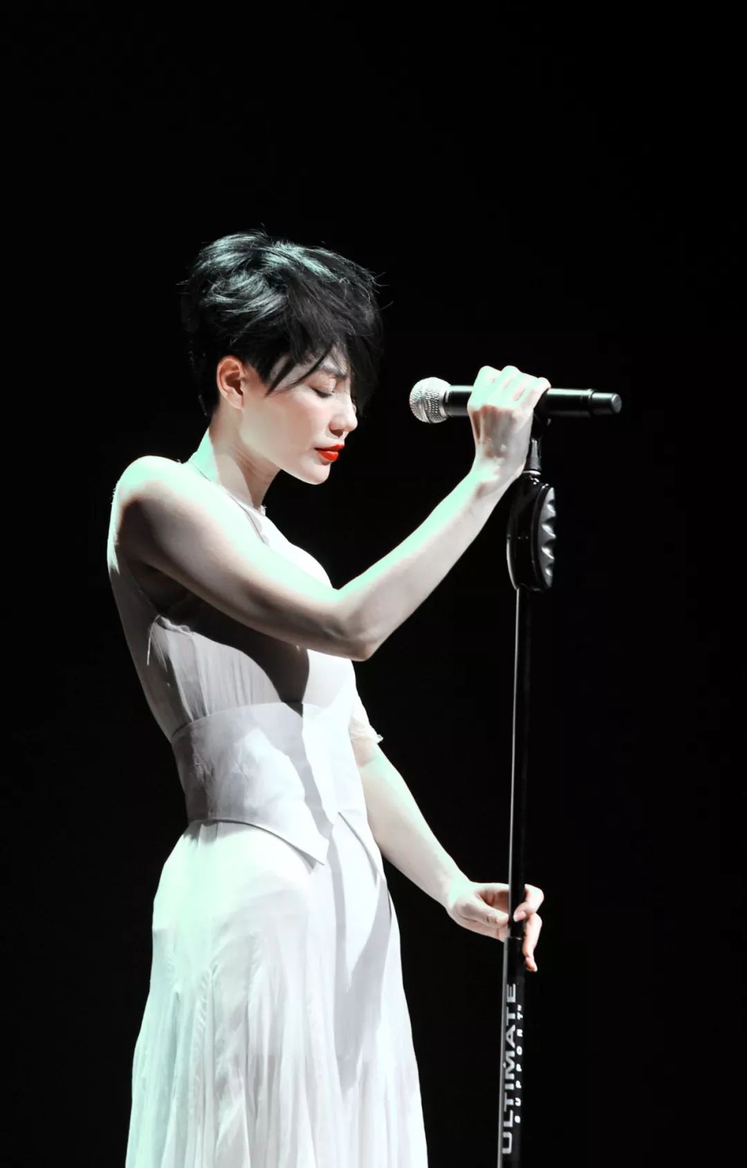 王菲谢霆锋牵手完整视频,王菲和谢霆锋牵手视频真实