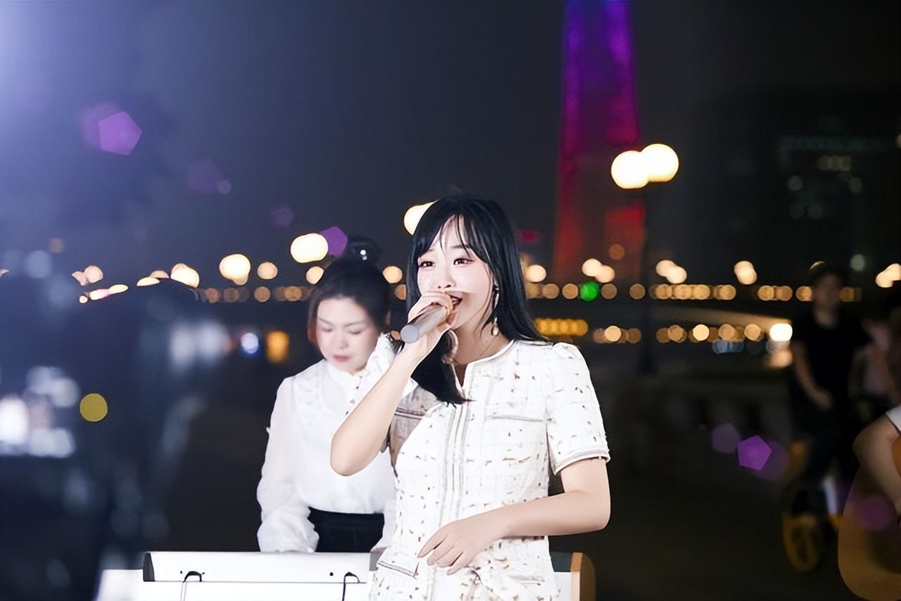 网红富婆租车拍视频装有钱人,养豹的富婆