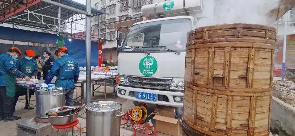 花篮摆了半条街!南充嘉陵的龙蟠竟然办起一个“宴会中心”了!