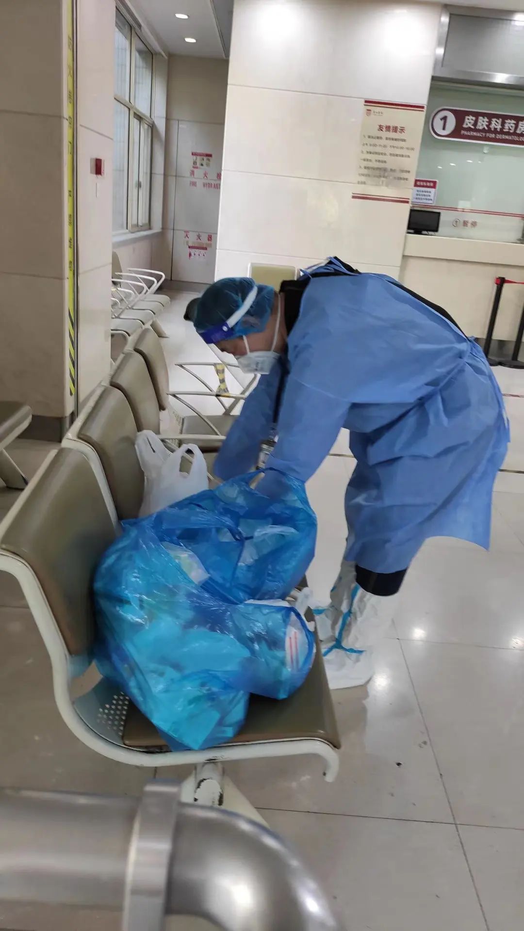 【社区帮困先锋队】“警”锐出动！长风这位“大白”闪着金色微光