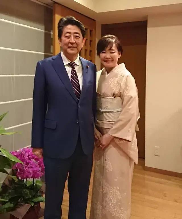 政治牛人安倍的另一面：向妻子“投降”，独宠麻烦夫人