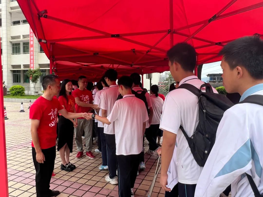 加油吧青年直击高考现场,加油吧少年高考首日现场直击