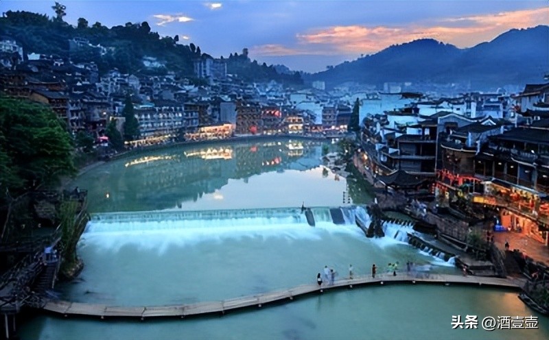湖南凤凰古城沱江夜景诱人,湖南凤凰在水一方江景客栈
