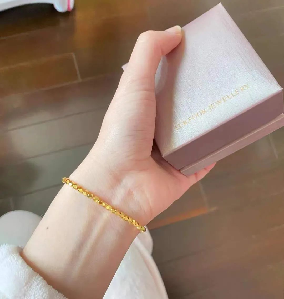 迎财神要摆几样东西最好,手捧元宝的财神金子