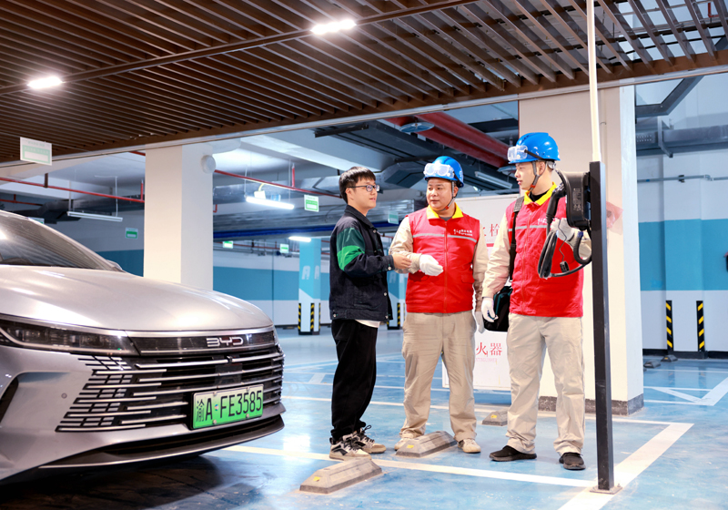 节日我在岗护航群众平安出行,节日我在岗为群众出行保驾护航