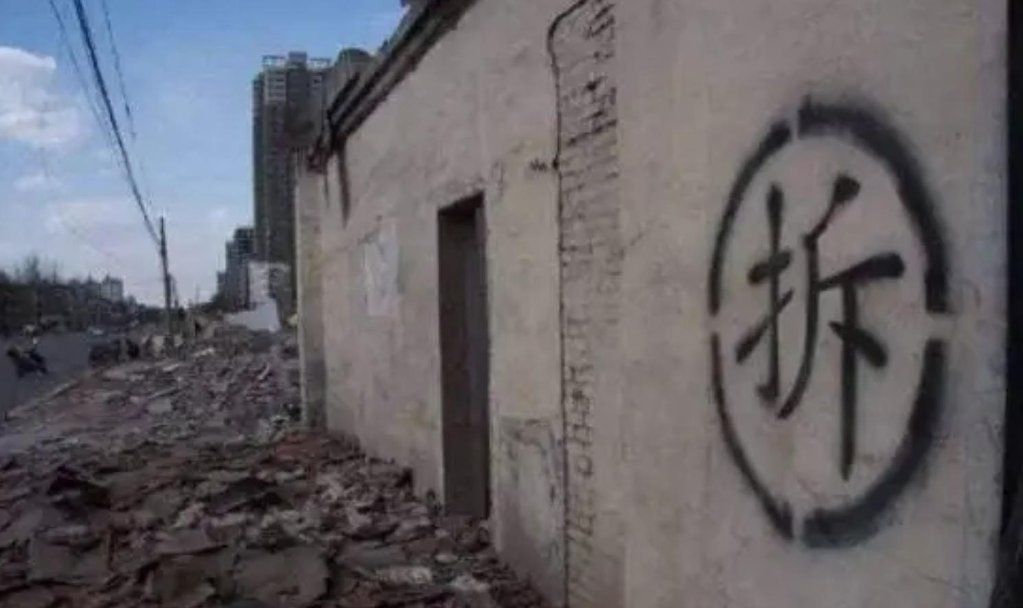 2000年上海阿婆收养黑人弃婴，被子女挥霍250万后，黑人不离不弃