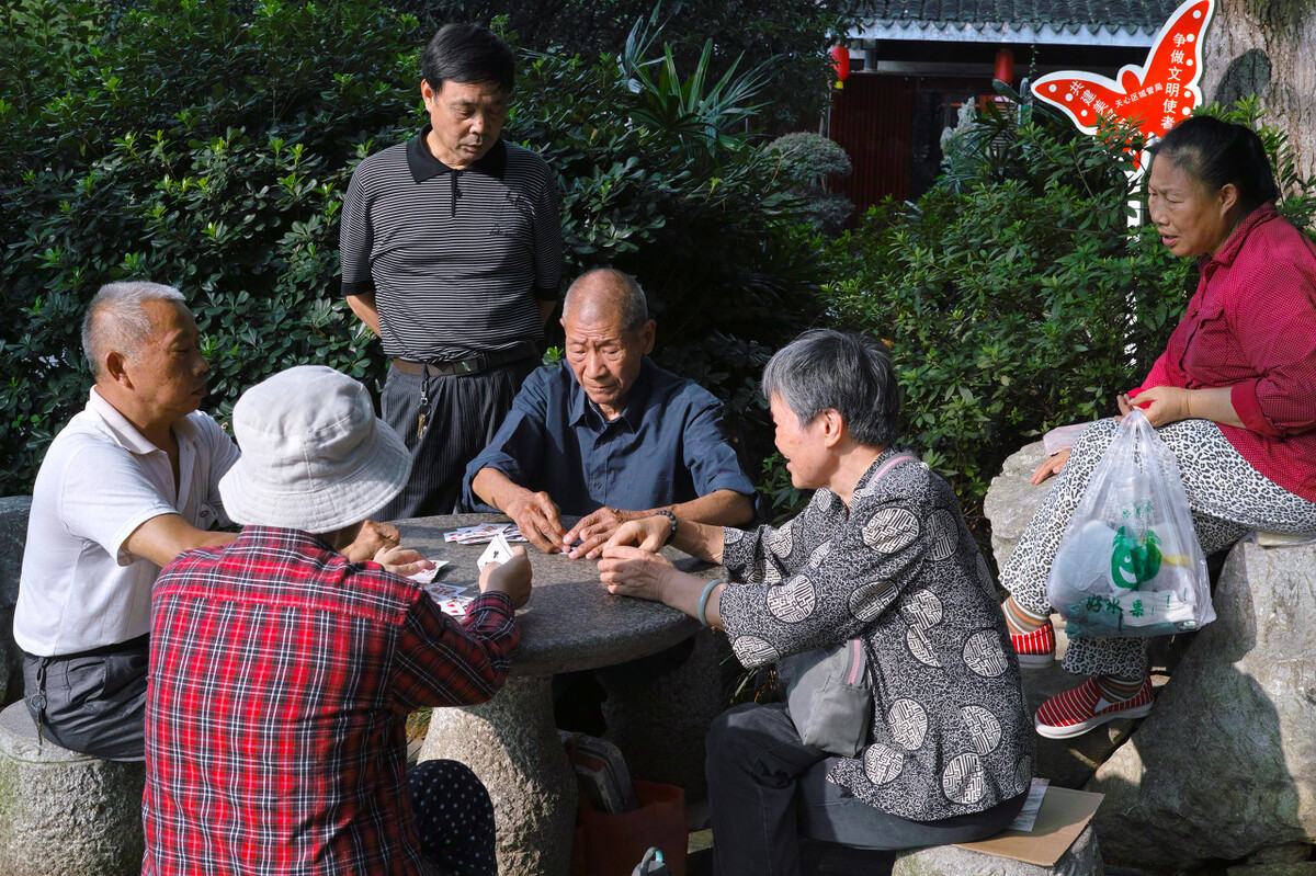 58岁的二婚老伴每月给5000元,62岁阿姨哭诉再婚老伴一再纵容