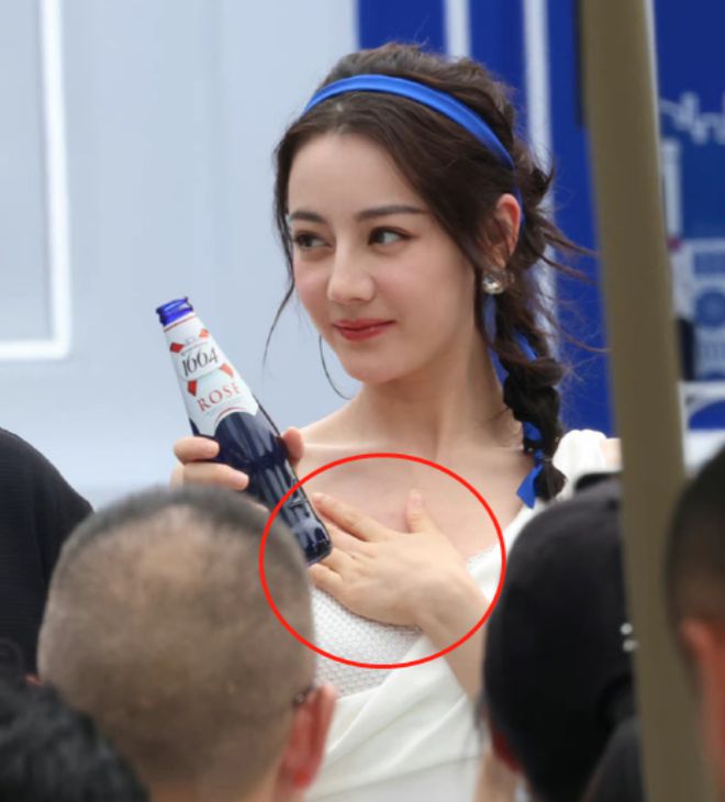 “酥胸半露”却偏要捂着,故作矜持,有一种尴尬叫迪丽热巴玩性感