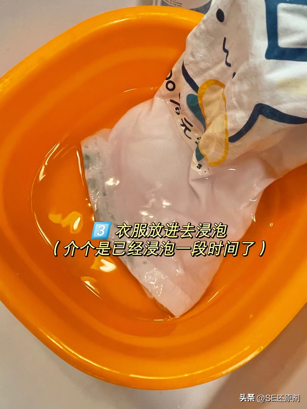 深棕色衣服被84染色怎么恢复原色,洗衣服的时候不小心染色了怎么办