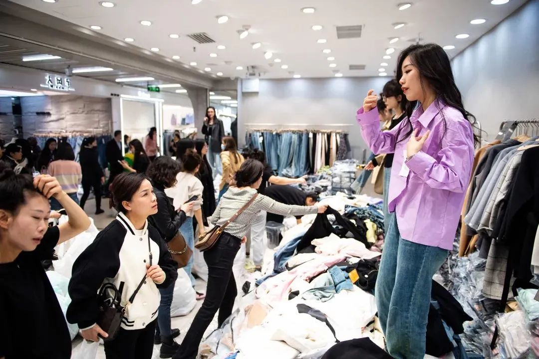 请回答2023，国产服装品牌如何摆脱“红海”之争