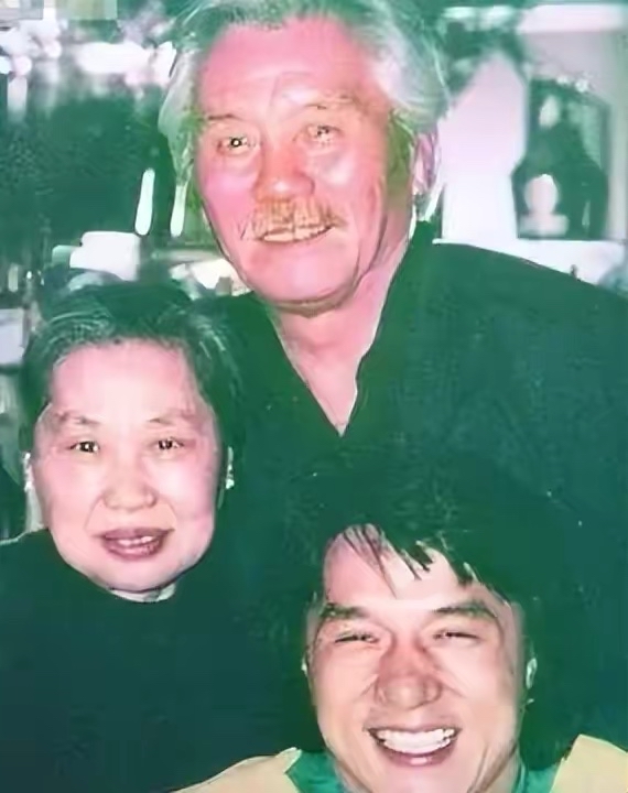 成龙跟他哥相认,成龙与哥哥相认完整版