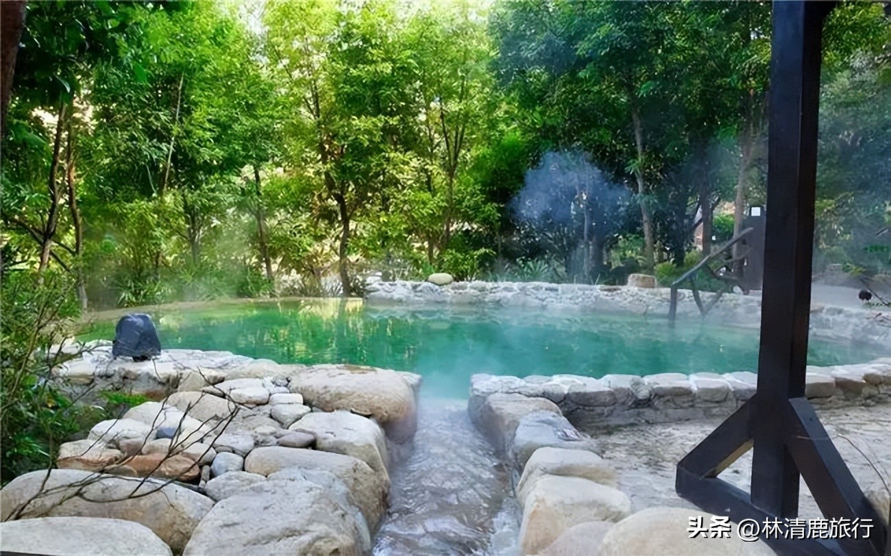半城温泉半城湖！这座县级市冬暖夏凉，外地人坐高铁来避暑