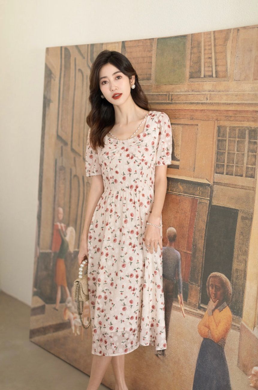 日常穿衣搭配波点裙,潮流穿搭黑色连衣裙这样穿很显白