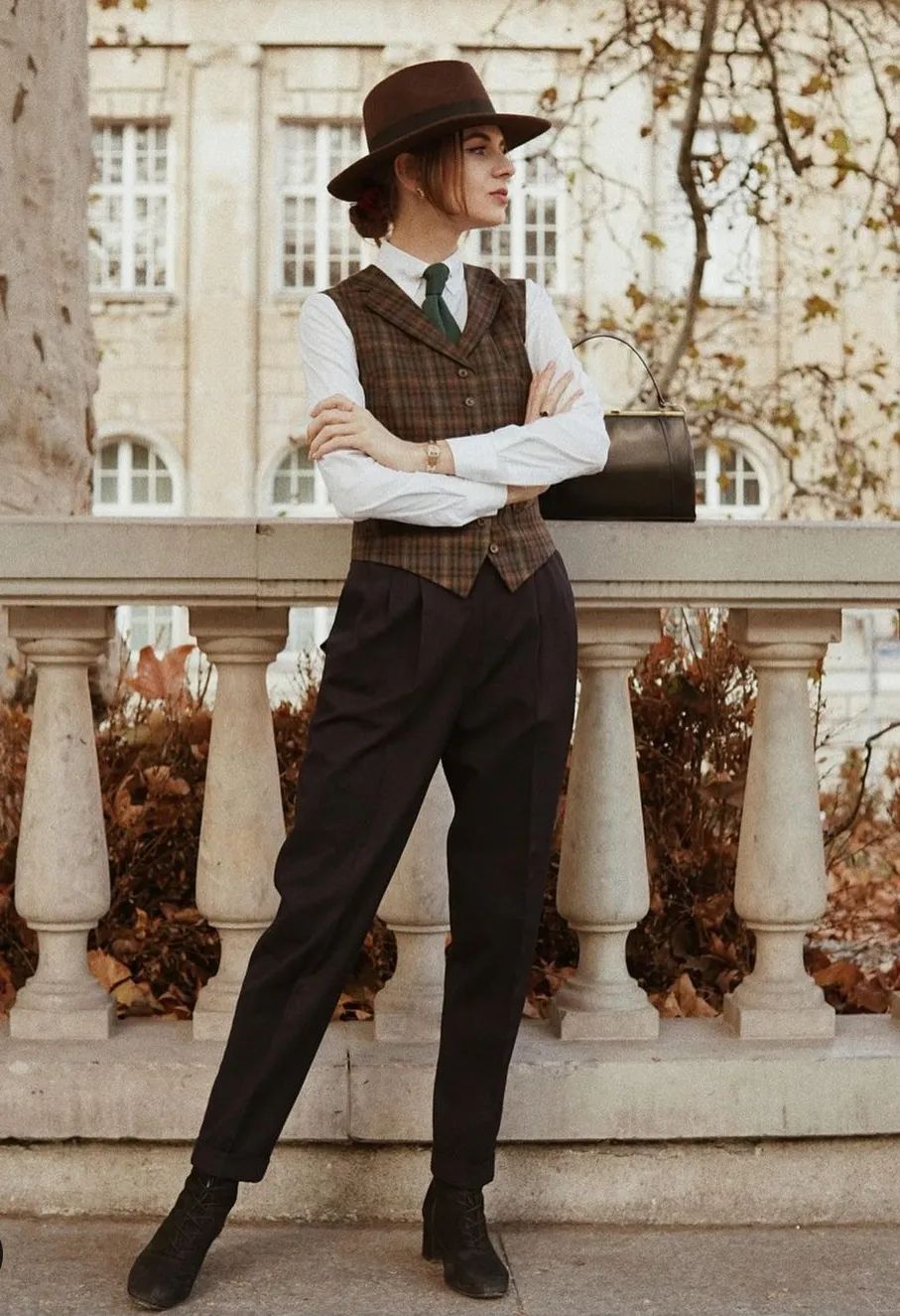 秋日马甲穿搭的n种,春天咖色格子针织马甲怎么搭配