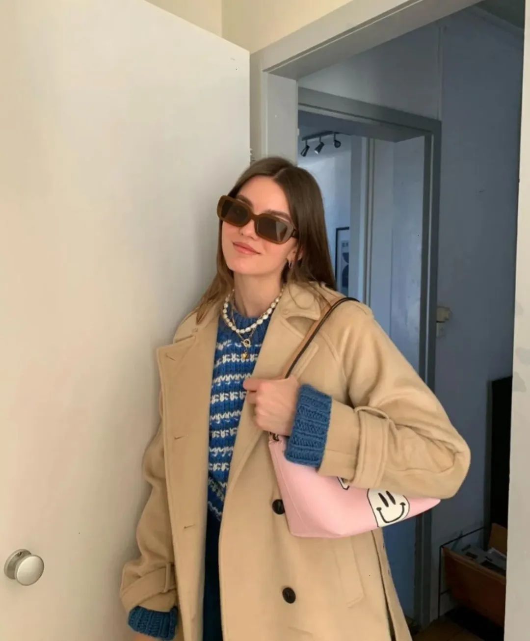 燕麦色肤色适合什么颜色头发,燕麦色外套搭配什么颜色内搭