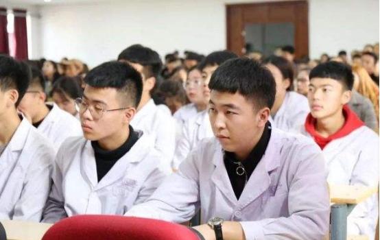 哪些医学类专业“就业”前景好？临床医学不再吃香，榜首公认最佳