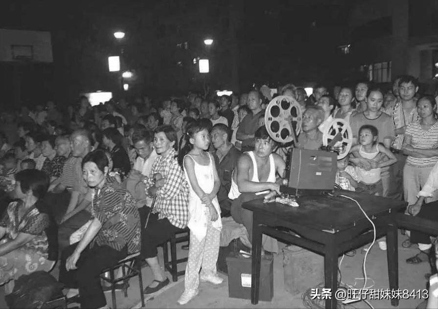 70年代老照片历历在目,七十年代的露天电影是什么样子